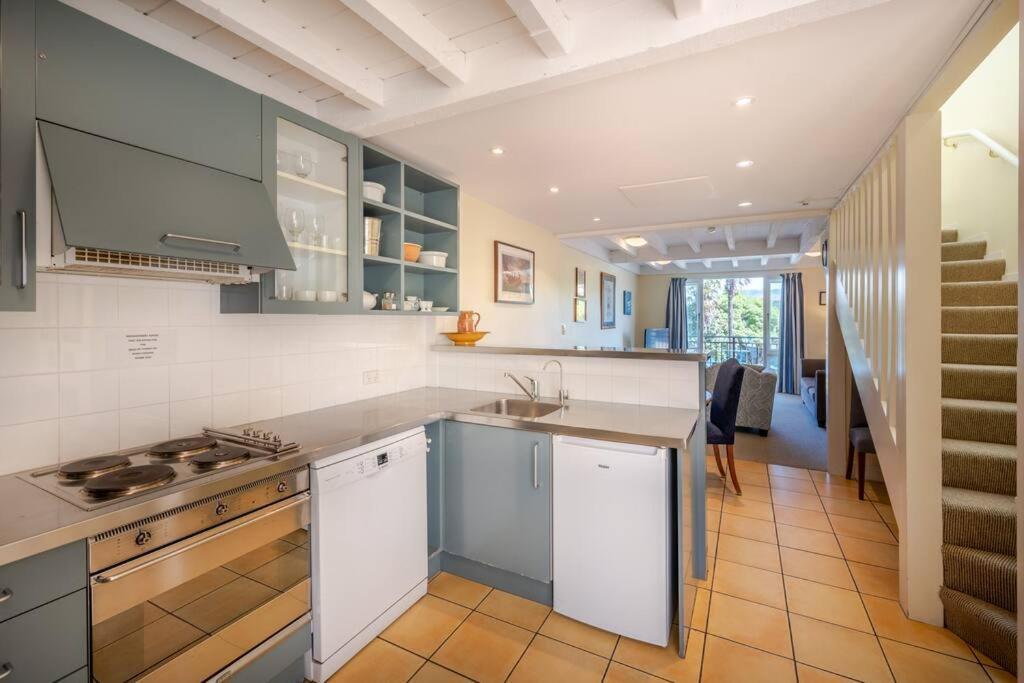 Waterfront 2-bedroom With Car Park Apartment *